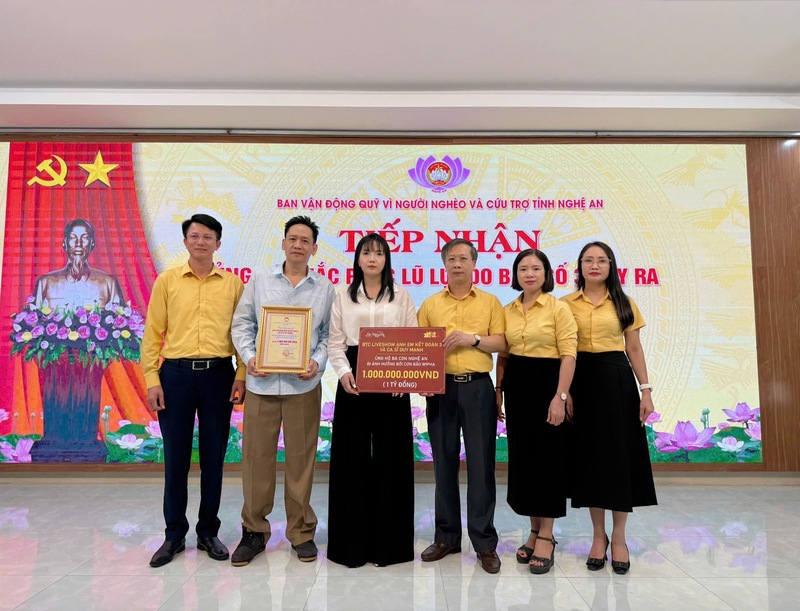 Ca sĩ Duy Mạnh  cùng BTC liveshow "Anh em kết đoàn 3" trao 1 tỷ đồng cho Ủy ban Mặt trận Tổ quốc Việt Nam tỉnh Nghệ An để hỗ trợ bà con vùng lũ. Ảnh: BTC