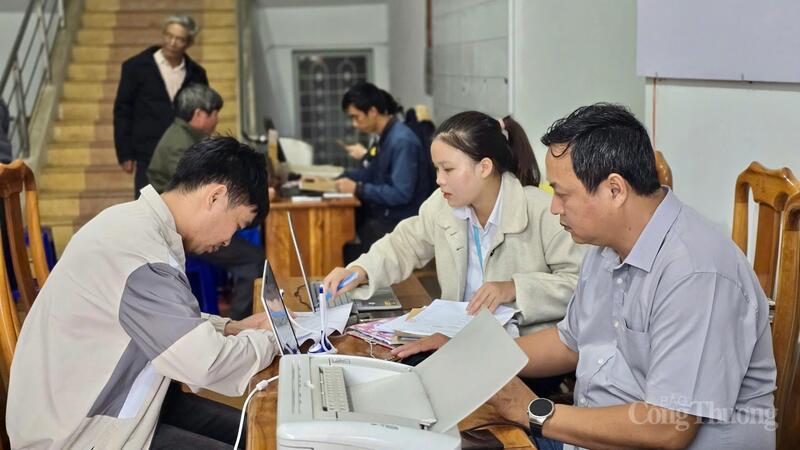 Cán bộ phường Thống Nhất (tỉnh Gia Lai) hỗ trợ người dân làm thủ tục hành chính. Ảnh: Bá Bính