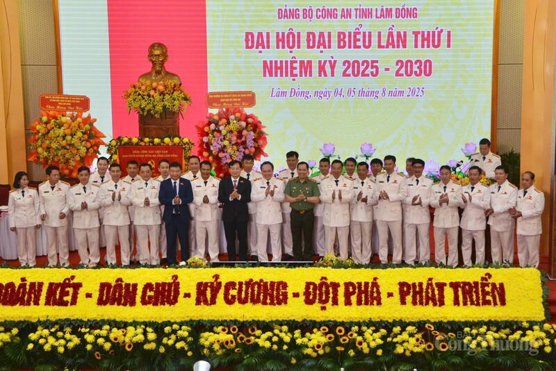 Lãnh đạo Bộ Công an, lãnh đạo tỉnh Lâm Đồng chụp ảnh lưu niệm cùng Ban Chấp hành Đảng bộ Công an tỉnh nhiệm kỳ 2025 - 2030