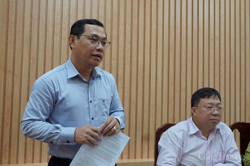 Phó Chủ tịch UBND xã Tân Vĩnh Lộc Trương Ngọc Thanh Nhân báo cáo với Đoàn công tác.