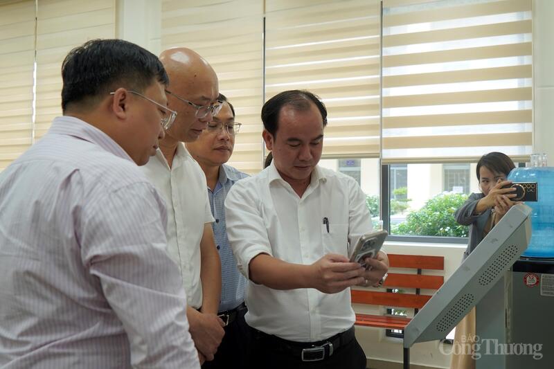 Cán bộ Trung tâm phục vụ hành chính công xã Tân Vĩnh Lộc giới thiệu một số thủ tục thao tác trên điện thoại.