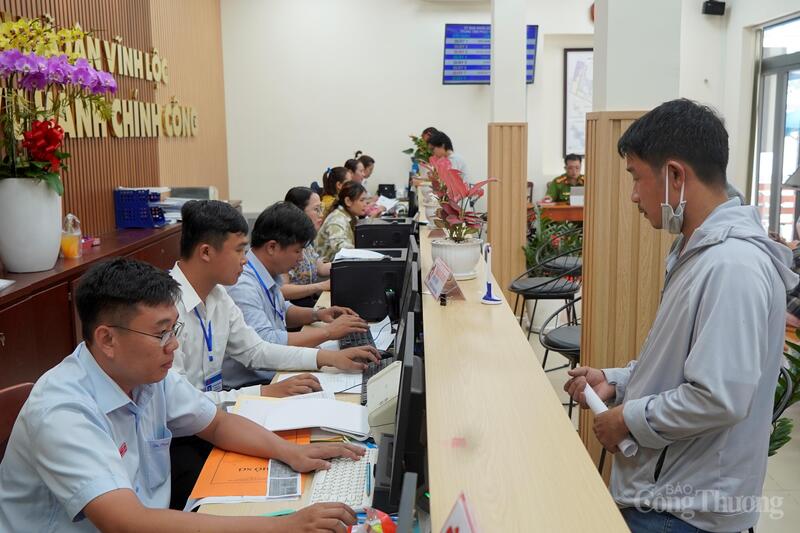 Người dân làm thủ tục tại Trung tâm phục vụ hành chính công xã Tân Vĩnh Lộc