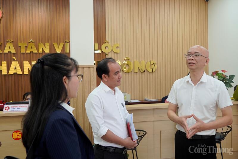 Phó Cục trưởng Cục Xuất nhập khẩu (Bộ Công Thương) Trần Thanh Hải kiểm tra Trung tâm phục vụ hành chính công xã Tân Vĩnh Lộc.