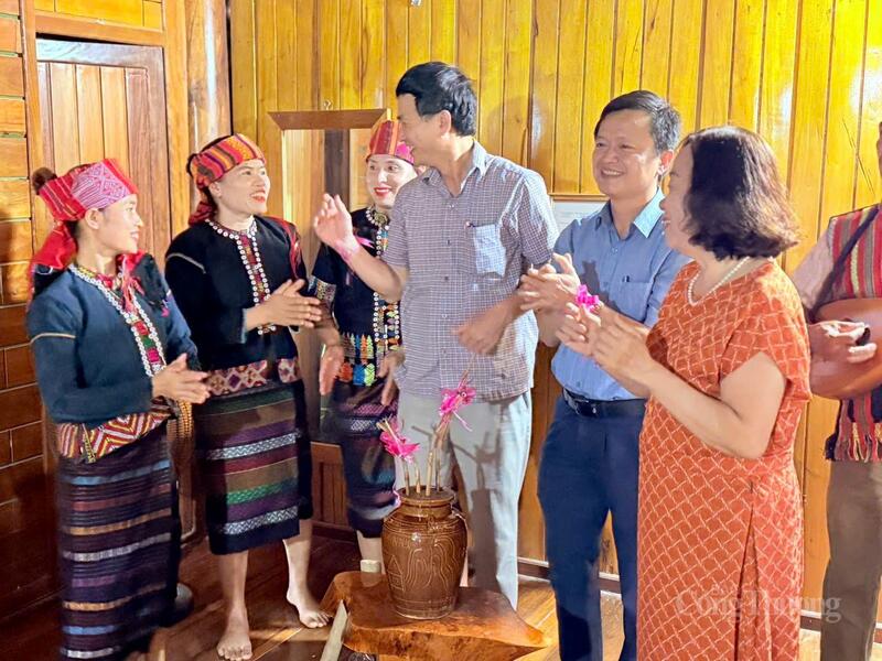 Giao lưu văn hoá giữa du khách và bà con đồng bào dân tộc Bru - Vân Kiều ở miền Tây Quảng Trị