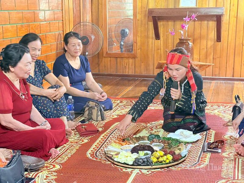 Đồng bào dân tộc Bru - Vân Kiều ở bản Hà Lẹc, xã Kim Ngân giới thiệu cá sản phẩm ở mâm đồ ăn tiếp khách