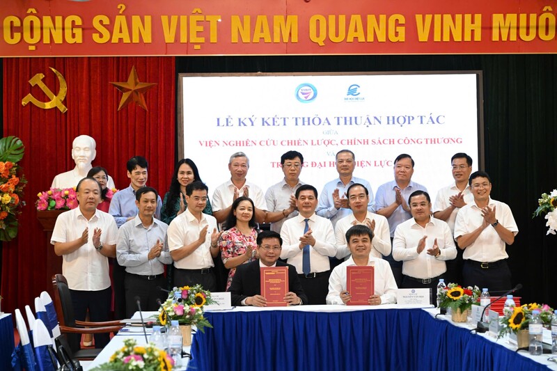 TS. Nguyễn Văn Hội, Viện trưởng Viện Nghiên cứu Chiến lược Chính sách Công Thương (phải) và PGS.TS Đinh Văn Châu, Hiệu trưởng Trường Đại học Điện lực ký kết biên bản hợp tác toàn diện giữa hai đơn vị.