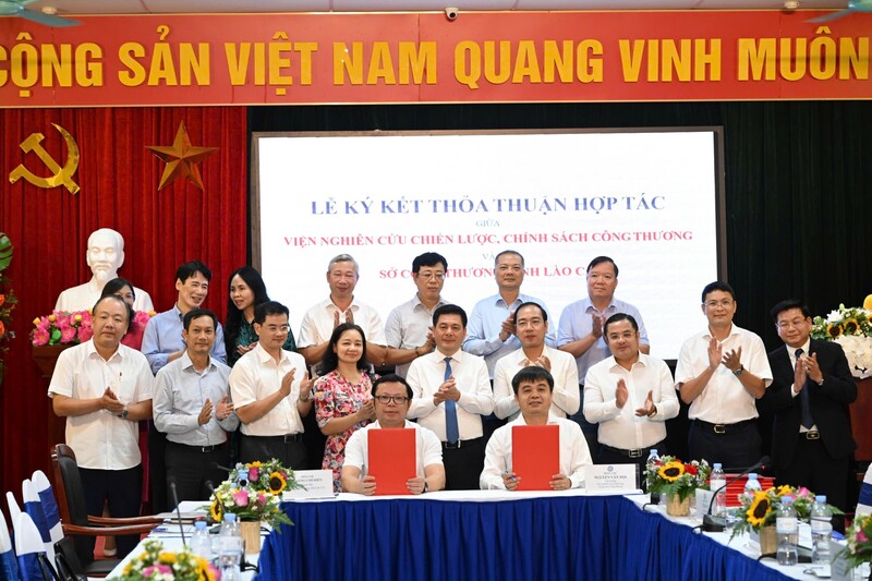 TS. Nguyễn Văn Hội, Viện trưởng Viện Nghiên cứu Chiến lược Chính sách Công Thương (phải) và ông Hoàng Chí Hiền, Giám đốc Sở Công Thương tỉnh Lào Cai ký kết biên bản hợp tác toàn diện giữa hai đơn vị.