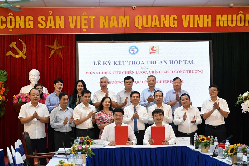 TS. Nguyễn Văn Hội, Viện trưởng Viện Nghiên cứu Chiến lược Chính sách Công Thương (phải) và TS.Kiều Xuân Thực, Hiệu trưởng Trường Đại học Công nghiệp Hà Nội ký kết biên bản hợp tác toàn diện giữa hai đơn vị.