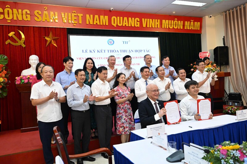 TS. Nguyễn Văn Hội, Viện trưởng Viện Nghiên cứu Chiến lược Chính sách Công Thương (phải) và ông Ngô Minh Hải, Chủ tịch HĐQT Tập đoàn TH ký kết biên bản hợp tác toàn diện giữa hai đơn vị.