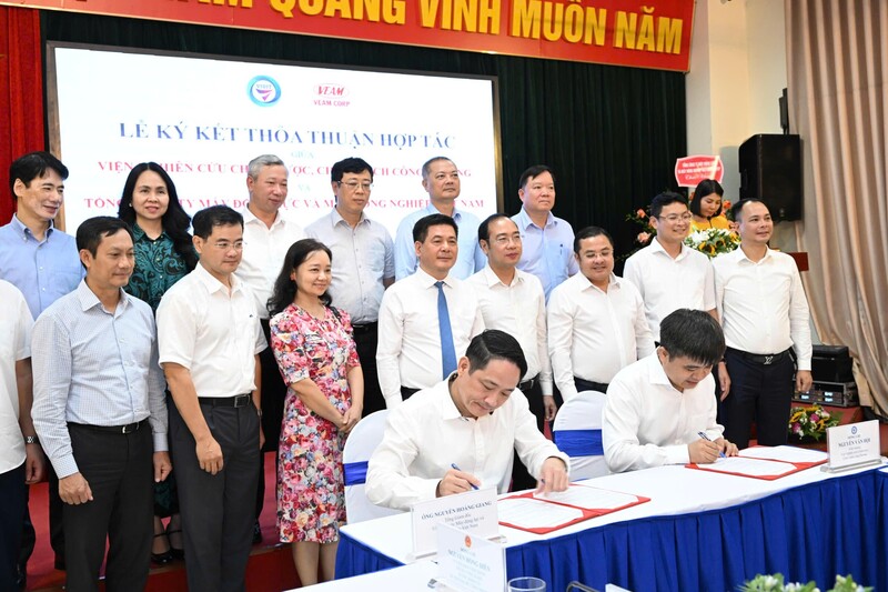 TS. Nguyễn Văn Hội, Viện trưởng Viện Nghiên cứu Chiến lược Chính sách Công Thương (phải) và ông Nguyễn Hoàng Giang, Tổng Giám đốc Tổng công ty Máy động lực ký kết biên bản hợp tác toàn diện giữa hai đơn vị.