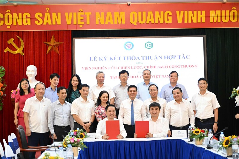TS. Nguyễn Văn Hội, Viện trưởng Viện Nghiên cứu Chiến lược Chính sách Công Thương (phải) và ông Nguyễn Hữu Tú, Tổng Giám đốc Tập đoàn Hóa chất Việt Nam ký kết biên bản hợp tác toàn diện giữa hai đơn vị.