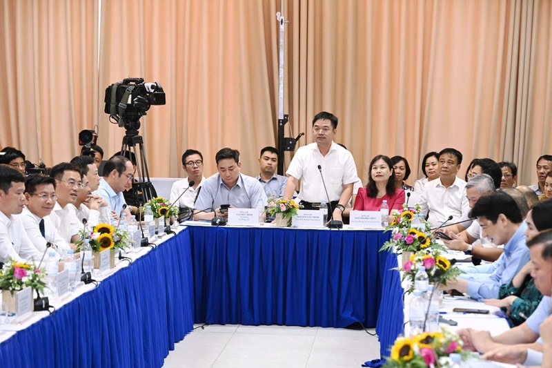 Tổng Biên tập Báo Công Thương Nguyễn Văn Minh nêu đề xuất tại buổi làm việc. Ảnh: Cấn Dũng