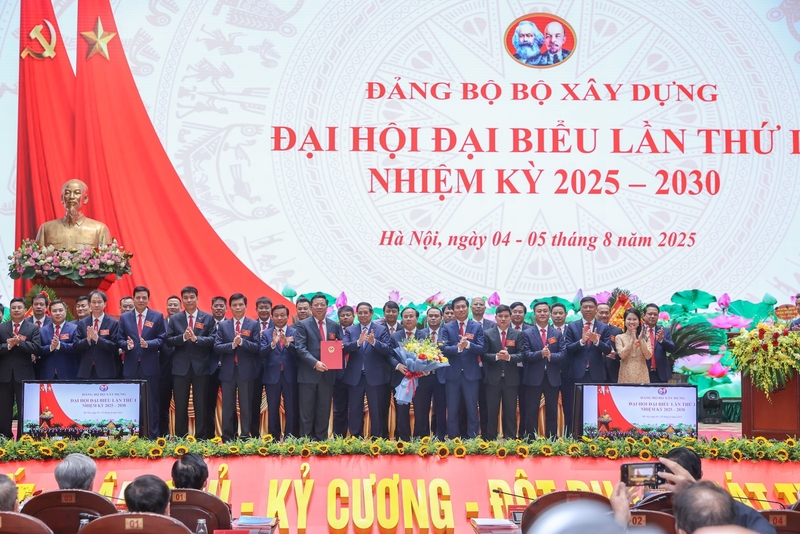 Thủ tướng tặng hoa chúc mừng Ban Chấp hành Đảng bộ Bộ Xây dựng nhiệm kỳ 2025 - 2030. Ảnh: VGP/Nhật Bắc