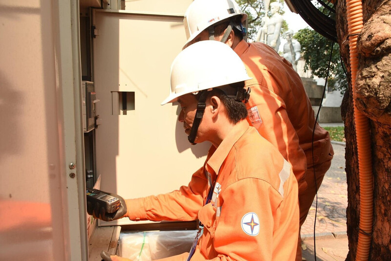 Công nhân ngành điện kiểm tra thiết bị điện mùa nắng nóng