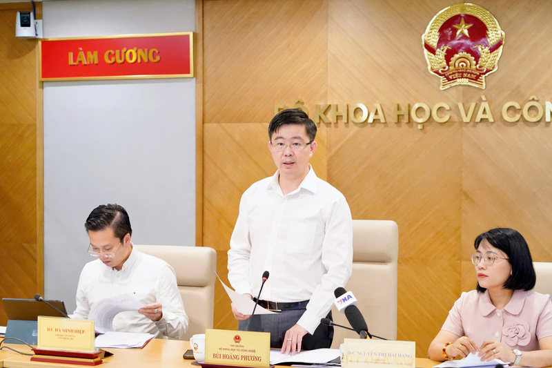 Thứ trưởng Bộ Khoa học và Công nghệ Bùi Hoàng Phương chủ trì họp báo. Ảnh: PL