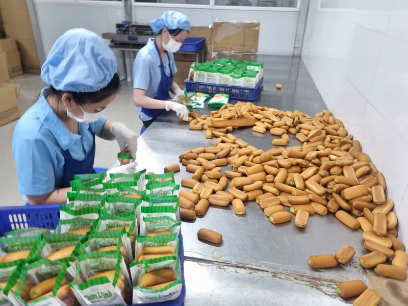 Xưởng sản xuất bánh của hộ kinh doanh Toàn Vinh với 15 công nhân vẫn làm việc đều đặn mỗi ngày. Ảnh: Văn Thi