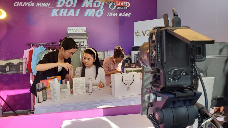 Người bán hàng trên nền tảng TikTok Shop cần phải dự phòng rủi ro, tận dụng nguồn lực hiện có và xoay chuyển để thích nghi. Ảnh minh hoạ