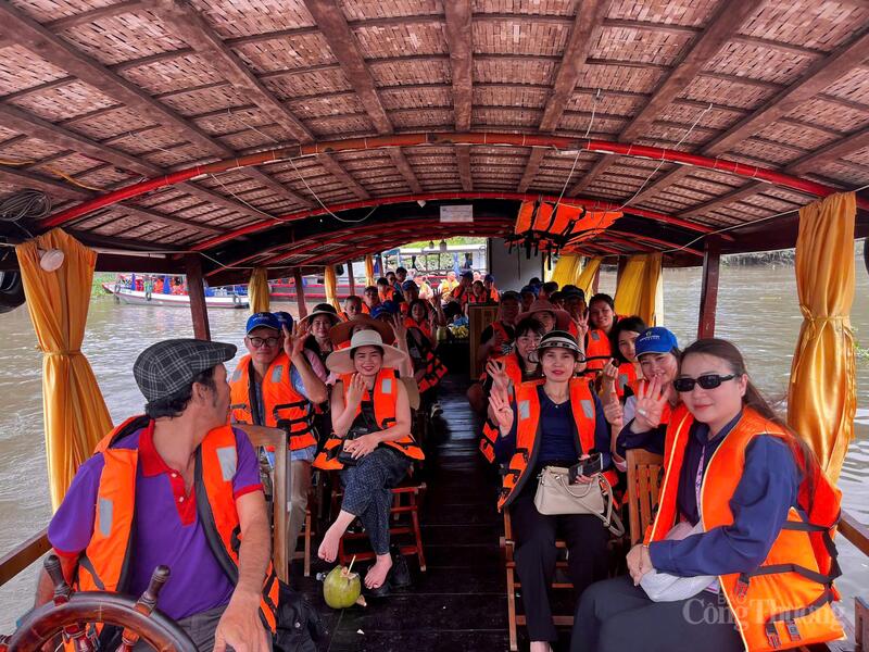 Công ty Cổ phần Du lịch với tour du lịch đi khám phá các điểm các tỉnh, thành vùng Đồng bằng sông Cửu Long.