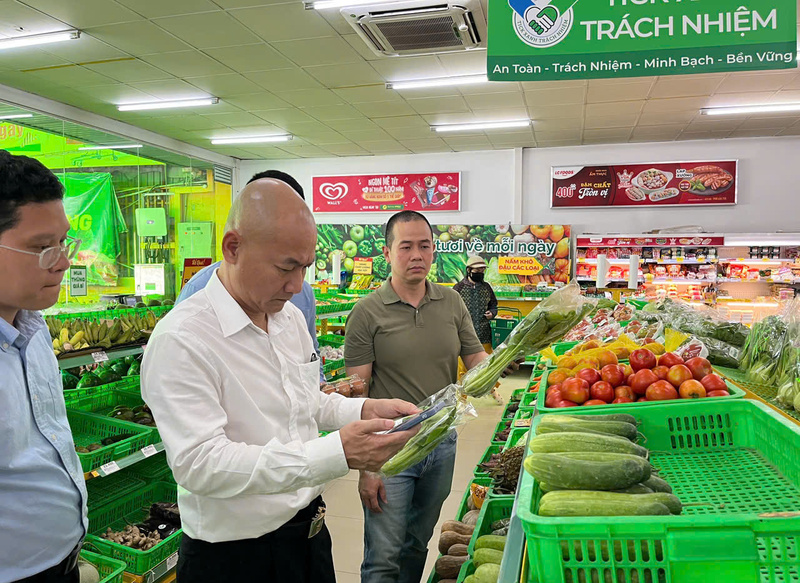 Ông Nguyễn Nguyên Phương, Phó Giám đốc Sở Công Thương TP. Hồ Chí Minh, khảo sát thực tế tại các cơ sở sản xuất, điểm bán hàng có tham gia chương trình “Tick xanh trách nhiệm”. Ảnh: Minh Khuê