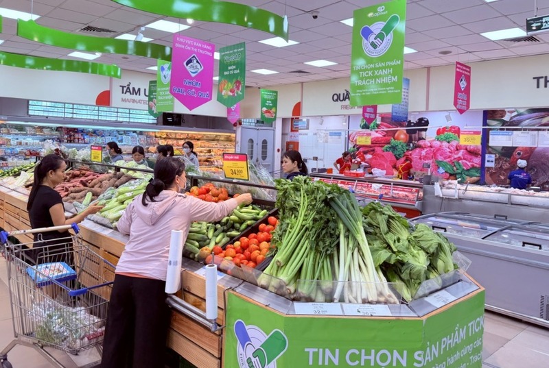 Người tiêu dùng chọn mua sản phẩm “Tick xanh trách nhiệm” tai hệ thống siêu thị Co.opmart. Ảnh: Minh Khuê