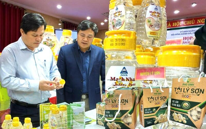 Phó Chủ tịch UBND tỉnh Quảng Ngãi Trần Phước Hiền (bên trái) trong một chương trình đánh giá, phân hạng sản phẩm OCOP tỉnh Quảng Ngãi