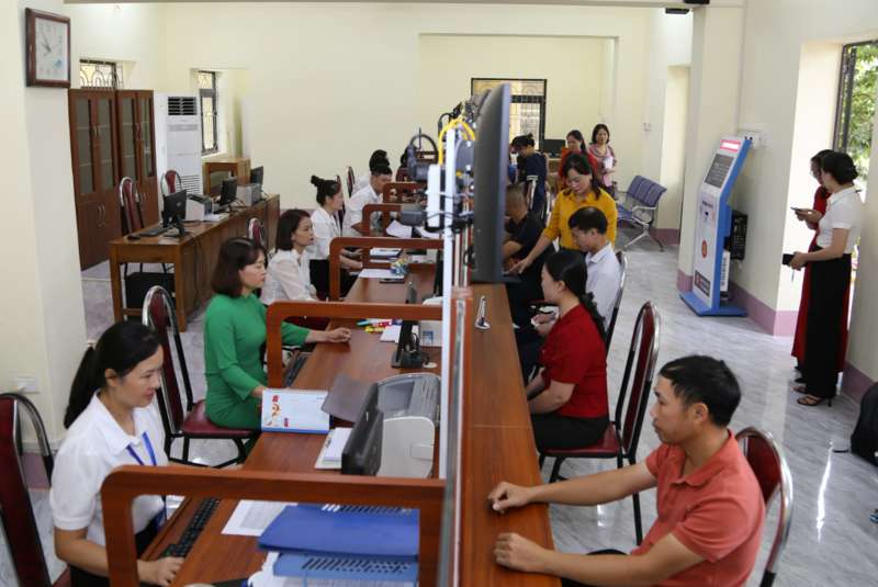Người dân đến giải quyết các thủ tục tại Trung tâm phục vụ hành chính công phường Phú Thọ. Ảnh: T.H