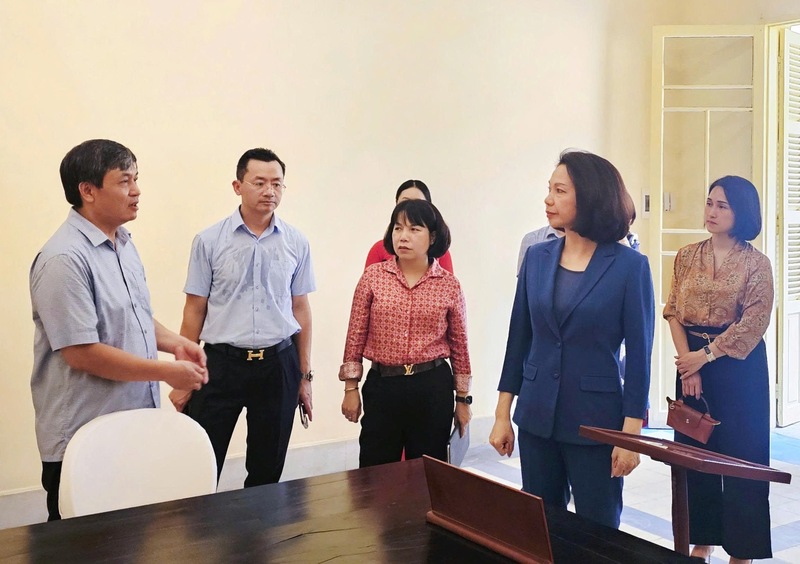 Phó Chủ tịch UBND thành phố Vũ Thu Hà kiểm tra công tác chuẩn bị tổ chức lễ gắn biển công trình và khai mạc Trưng bày triển lãm tại di tích 48 Hàng Ngang. Ảnh: Thùy Linh