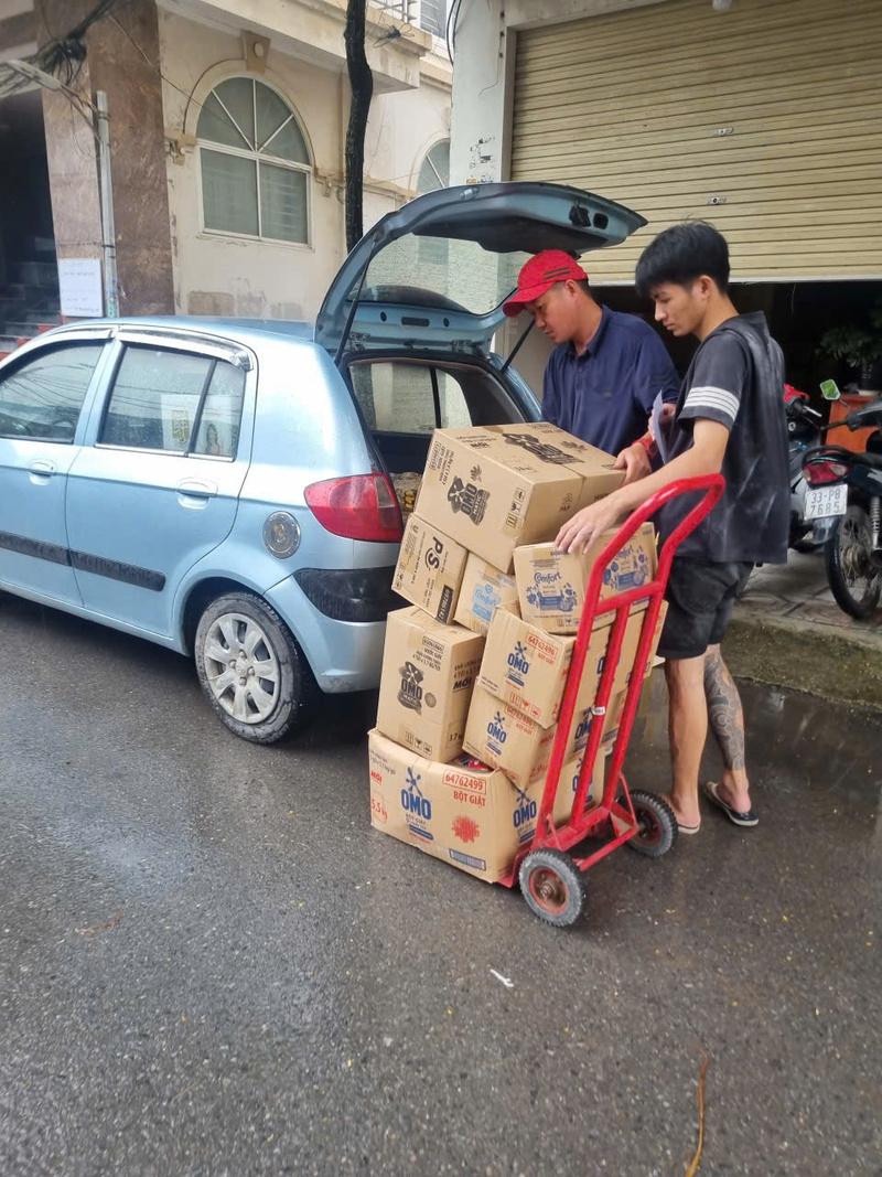 Hàng hóa được bốc dỡ vận chuyển đi liên tục tại các cở sở kinh doanh. Ảnh: Đăng Khoa