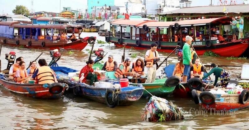 Chợ nổi Cái Răng thu hút nhiều khách quốc tế tham quan.
