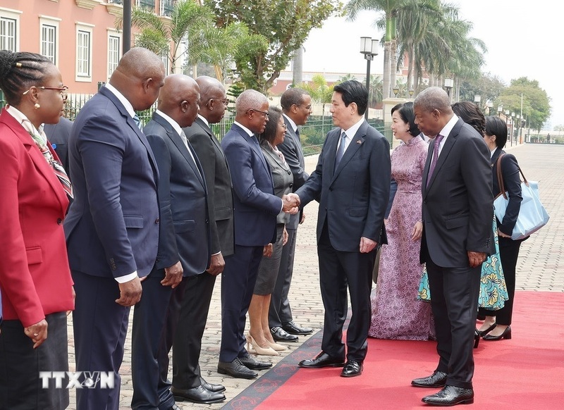 Tổng thống João Manuel Gonçalves Lourenço giới thiệu thành viên đoàn Angola với Chủ tịch nước Lương Cường và Phu nhân. Ảnh: Lâm Khánh/TTXVN