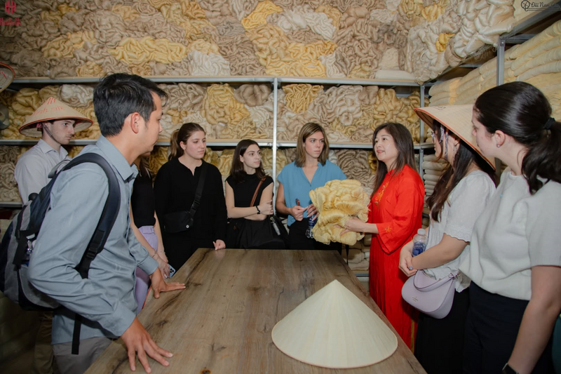 Chị Lương Thanh Hạnh đang giới thiệu cho du khách về sản phẩm lụa đũi. Ảnh: HTX Lụa đũi Nam Cao