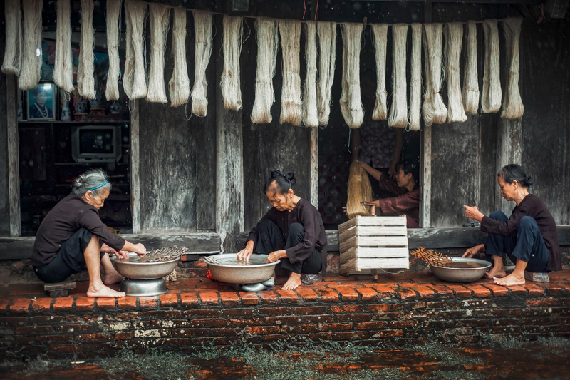 Những phụ nữ trung niên và người cao tuổi có thể làm việc tại nhà với thu nhập ổn định. Ảnh: HTX Lụa đũi Nam Cao