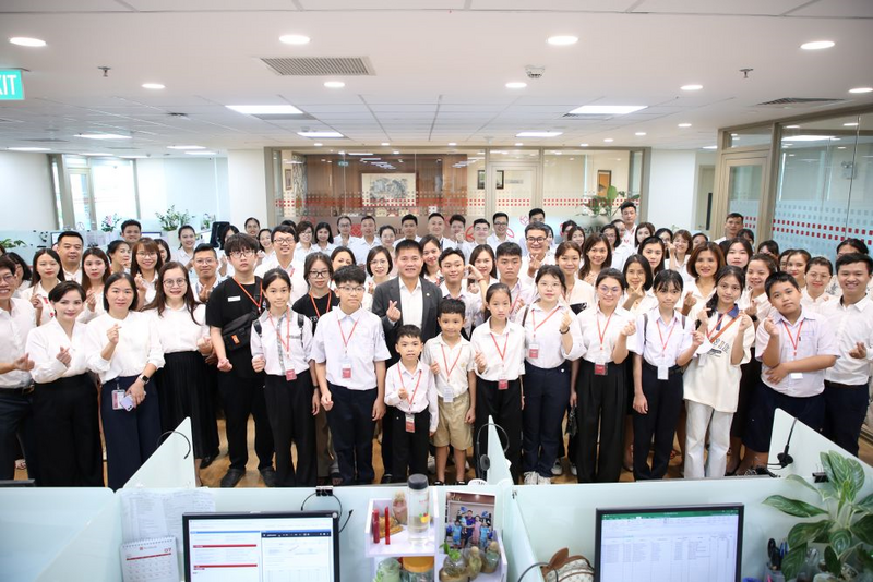 Các em học sinh do Quỹ Ươm mầm ước mơ đỡ đầu háo hức khi được thăm Hội sở SeABank