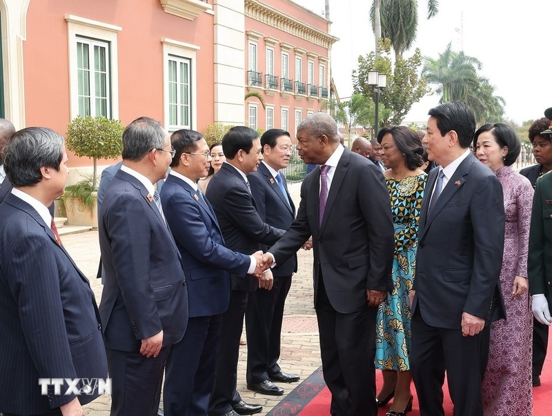 Chủ tịch nước Lương Cường giới thiệu thành viên đoàn Việt Nam với Tổng thống Angola João Manuel Gonçalves Lourenço và Phu nhân. Ảnh: Lâm Khánh/TTXVN