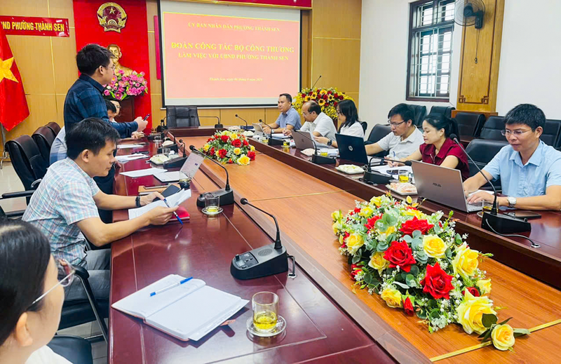 Đoàn công tác của Bộ Công Thương và Sở Công Thương Hà Tĩnh làm việc trực tiếp tại phường Thành Sen. Ảnh: Trọng Tùng