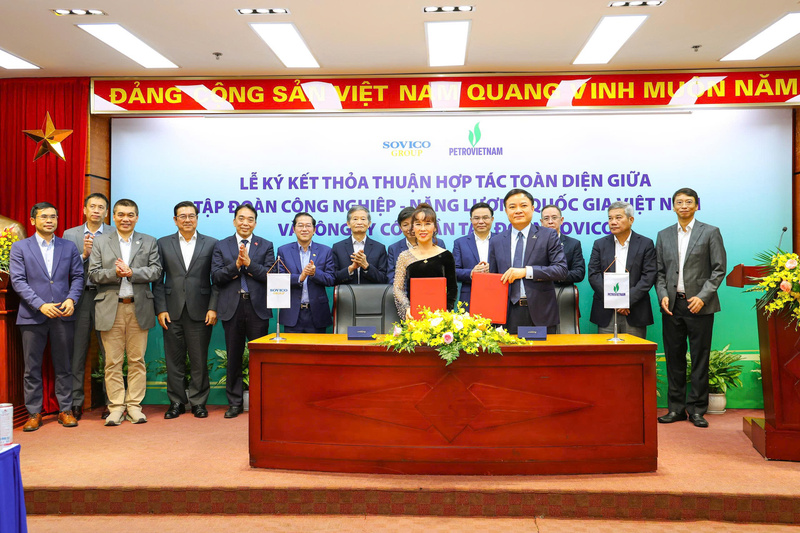 Tổng Giám đốc Petrovietnam Lê Ngọc Sơn và Chủ tịch HĐQT SOVICO Nguyễn Thị Phương Thảo ký kết thoả thuận hợp tác toàn diện