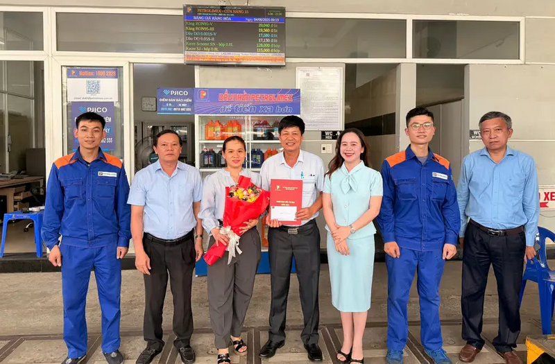 Trao thưởng và tặng hoa chúc mừng cho Cửa hàng trưởng Phạm Nguyên