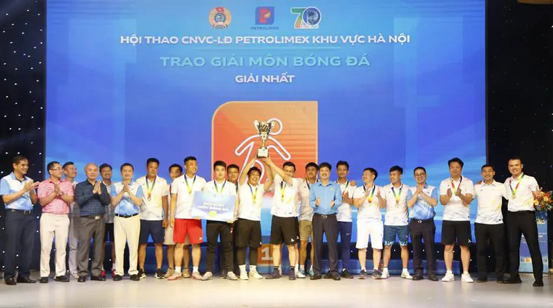 Ông Phạm Văn Thanh - Ủy viên Ban Chấp hành Đảng bộ Chính phủ, Bí thư Đảng ủy, Chủ tịch HĐQT Petrolimex trao chức vô địch nội dung bóng đá mini nam 7 người cho đội bóng Petrolimex Aviation3