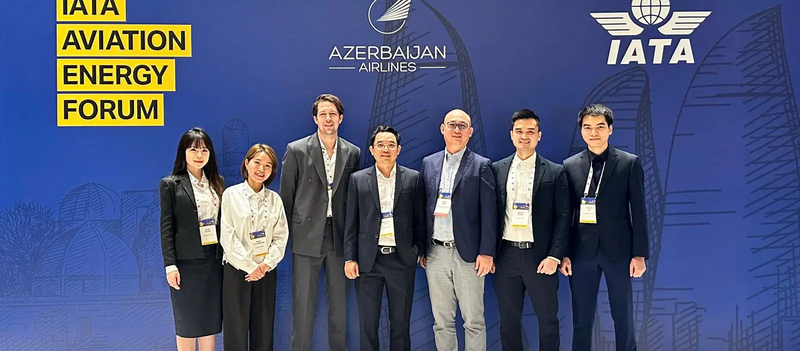 Petrolimex Aviation làm việc và chụp ảnh cùng đối tác AEG tại Diễn đàn Năng lượng Hàng không IATA 2025