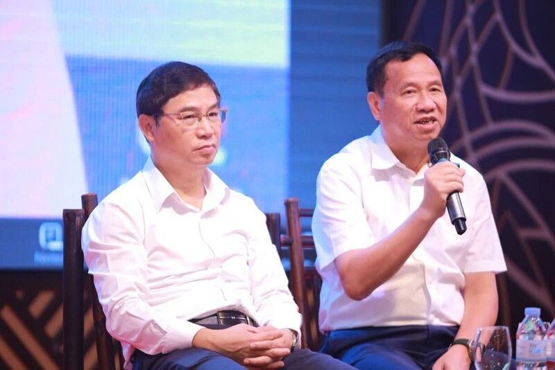 Ông Đinh Cao Khuê (bên phải), Chủ tịch HĐQT kiêm Tổng Giám đốc Công ty CP Thực phẩm Xuất khẩu Đồng Giao (DOVECO). Ảnh: Báo Nông nghiệp và Môi trường