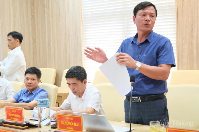 Ông Nguyễn Đức Thái, Phó Giám đốc Công ty TNHH MTV Nhôm Lâm Đồng - TKV báo cáo về công tác triển khai phòng chống thiên tai, an toàn hồ đập năm 2025. Ảnh: Lê Sơn