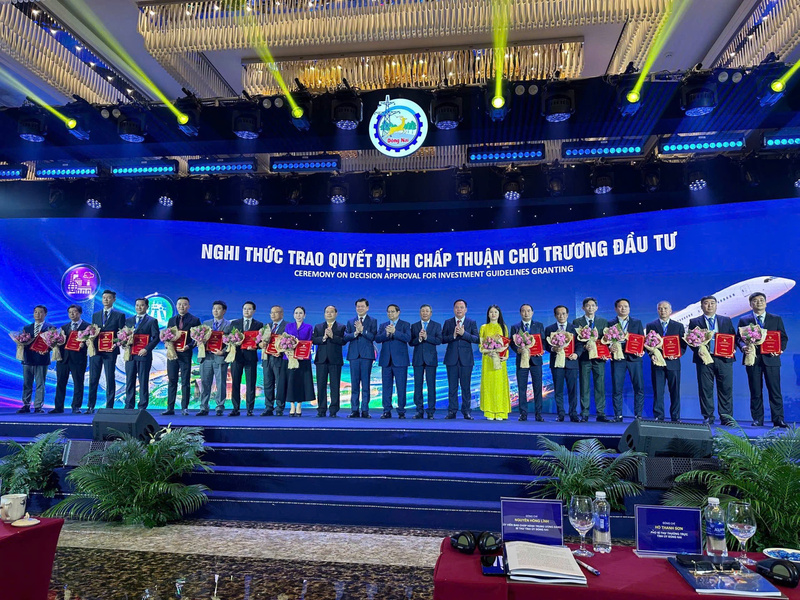 Ông Trần Ngọc Nguyên, Chủ tịch HĐQT PVCFC nhận quyết định chủ trương đầu tư tại Hội nghị (Ảnh: PVCFC)