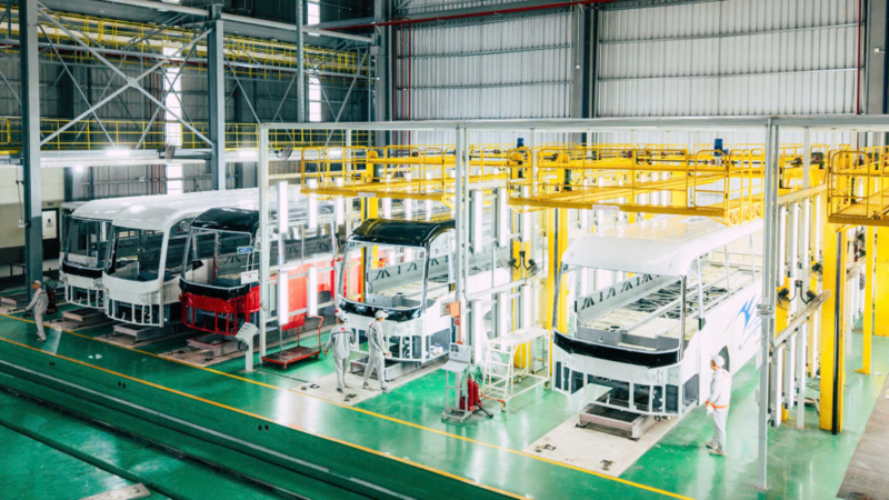 Lắp ráp ô tô tại Khu liên hợp sản xuất, lắp ráp Kim Long Motor Huế. Ảnh: Hiếu Minh