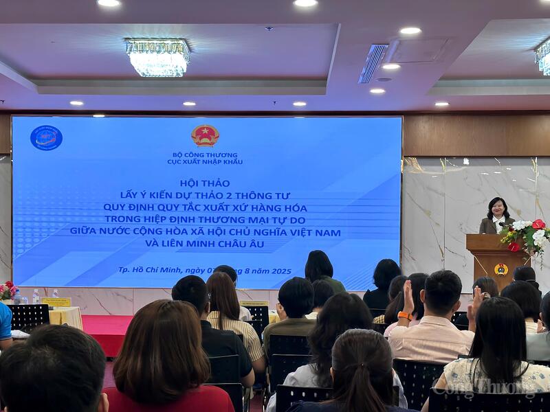 Bà Trịnh Thị Thu Hiền - Phó Cục trưởng Cục Xuất nhập khẩu (Bộ Công Thương) phát biểu khai mạc tại chương trình