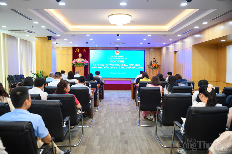 Quang cảnh Chương trình Sơ kết công tác 7 tháng đầu năm, triển khai nhiệm vụ 5 tháng cuối năm 2025 và Lễ ký kết Thỏa thuận hợp tác giữa Ủy ban Cạnh tranh Quốc gia với Báo Công Thương và Tạp chí Công Thương.