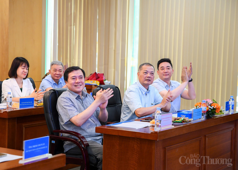Thứ trưởng Bộ Công Thương Nguyễn Sinh Nhật Tân cùng các đại biểu tại chương trình.
