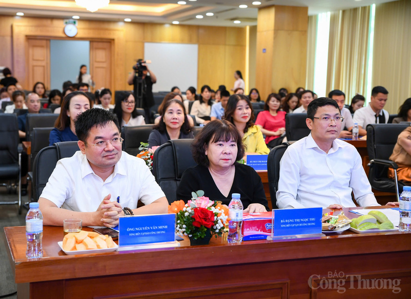 Các đồng chí: Trịnh Anh Tuấn, Chủ tịch Ủy ban Cạnh tranh Quốc gia (phải); Nguyễn Văn Minh, Tổng Biên tập Báo Công Thương (trái) và Đặng Thị Ngọc Thu, Tổng Biên tập Tạp chí Công Thương.