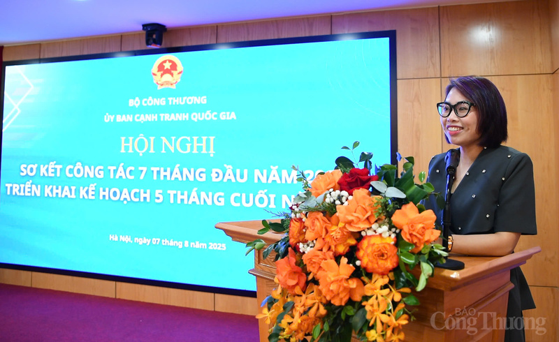 Đồng chí Trần Diệu Loan, Trưởng ban Kiểm soát hợp đồng theo mẫu, điều kiện giao dịch chung, Ủy ban Cạnh tranh Quốc gia phát biểu tại chương trình.