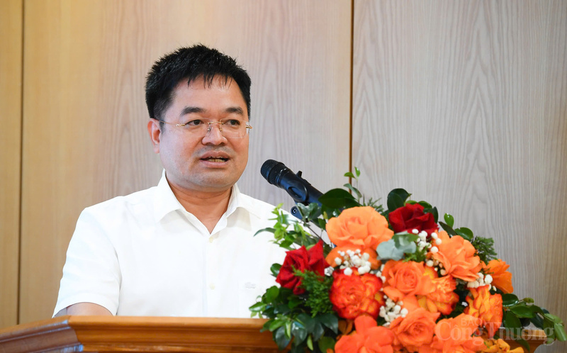 Đồng chí Nguyễn Văn Minh, Tổng Biên tập Báo Công Thương phát biểu về chương trình phối hợp công tác giữa Uỷ ban Cạnh tranh Quốc gia với Báo Công Thương.