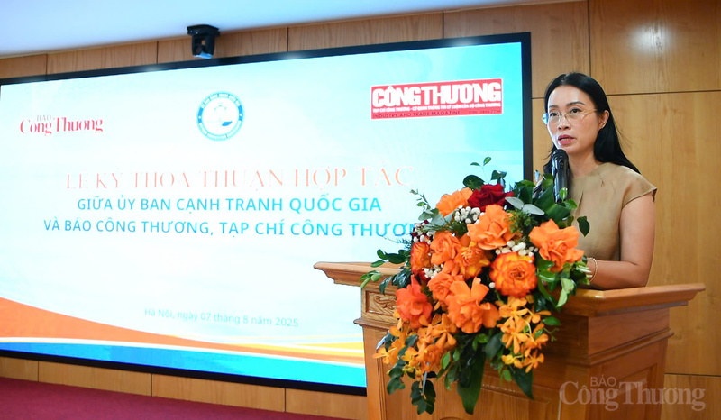 Đồng chí Nguyễn Quỳnh Anh, Phó chủ tịch Ủy ban Cạnh tranh Quốc giá báo cáo tóm tắt tình hình thực hiện chương trình phối hợp công tác giữa Uỷ ban Cạnh tranh Quốc gia với Báo Công Thương và Tạp chí Công Thương.
